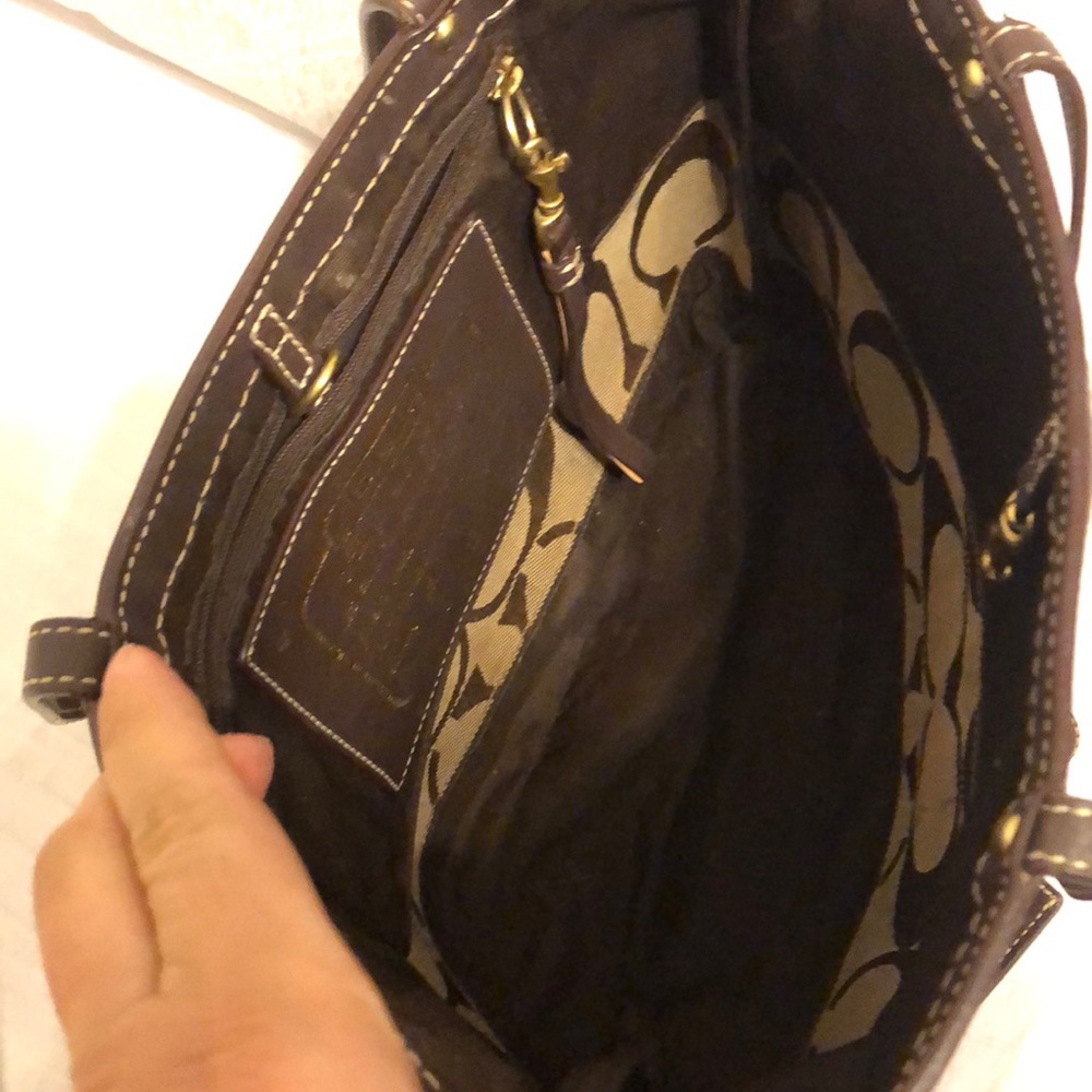 SignatureCoach Tote - Picture 3 of 8
